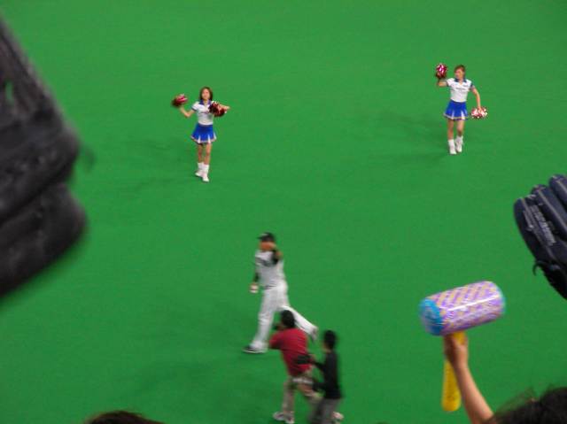 手を振って声援に応えるスレッジ選手